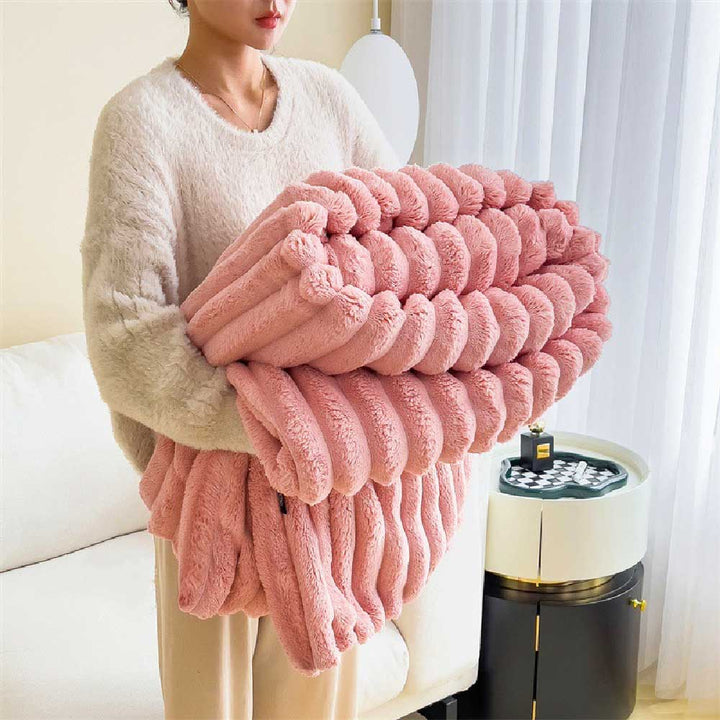 Praktische und dekorative Kunstplüschdecke für Sofaschutz und gemütliche Momente mit Tier.