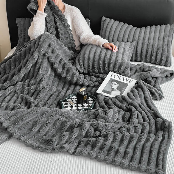 Weiche Plüschdecke in Grau für Sofa. Gemütliche Überwurfdecke für Haustiere & Menschen.