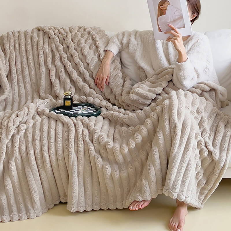 Komfortable Kuscheldecke aus Kunstfell für Sofa, Menschen und Hunde. Gemütliche Tierdecke.