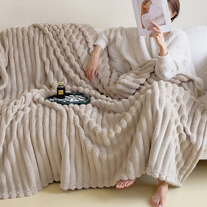 Komfortable Kuscheldecke aus Kunstfell für Sofa, Menschen und Hunde. Gemütliche Tierdecke.