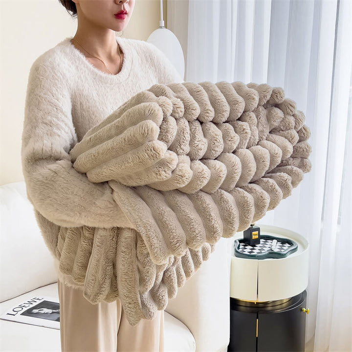 Warmer Sofa-Überwurf aus weichem Kunstfell. Gemütliche Plüschdecke für Hunde und Besitzer.