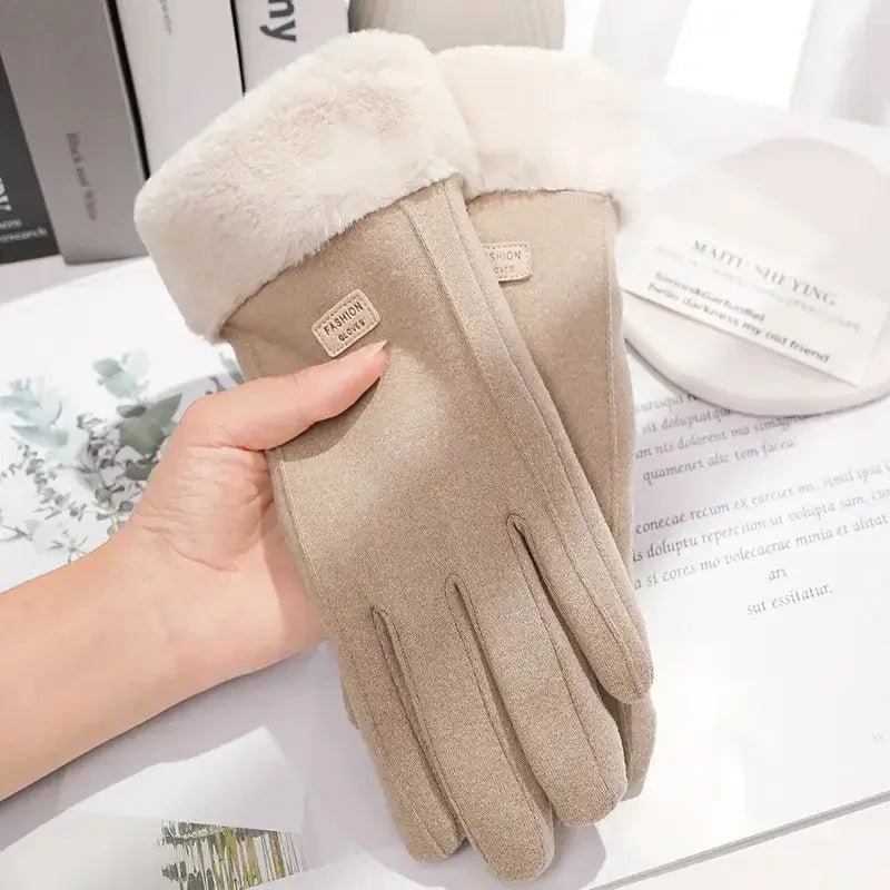Hand trägt elegante Damenhandschuhe, bedient ein Smartphone. Touchscreen-Funktion bei warmen Winterhandschuhen.
