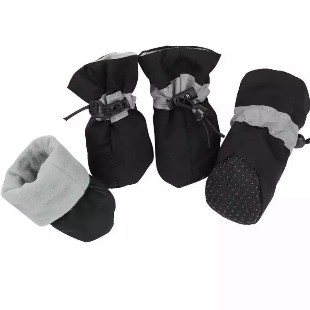 Robuste Hundeschuhe für den Winter, bieten warme Pfoten und sicheren Halt bei langen Spaziergängen im Freien.