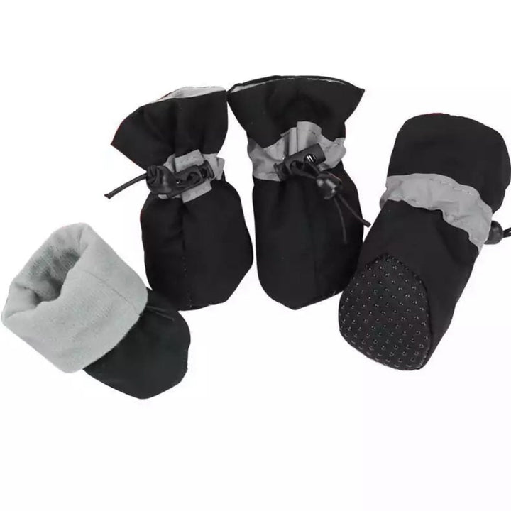 Robuste Hundeschuhe für den Winter, bieten warme Pfoten und sicheren Halt bei langen Spaziergängen im Freien.
