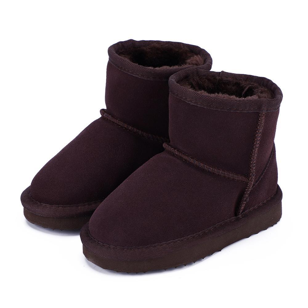 Nahaufnahme: Kuscheliges Warmfutter und wasserdichte Oberfläche der Kinder Winterstiefel für optimalen Schutz.