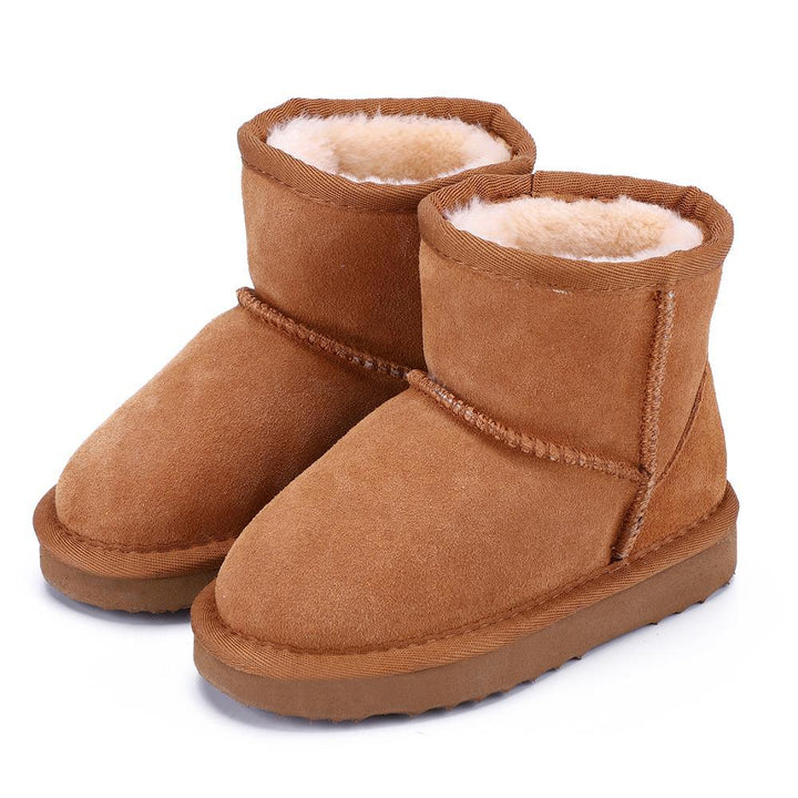 Kind trägt modische und warme Winterstiefel im Schnee, perfekt für Outdoor-Aktivitäten und Winterspiele.