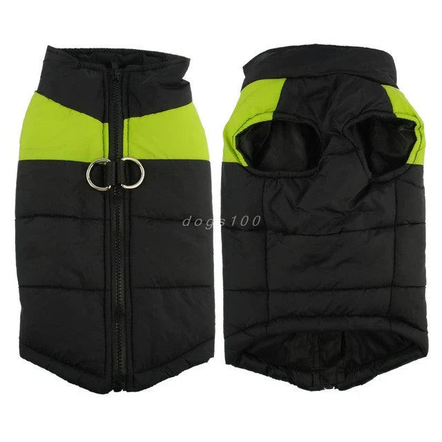Robuste Outdoor-Hundejacke mit Kälteschutz und reflektierenden Streifen für Sicherheit bei Dämmerung.