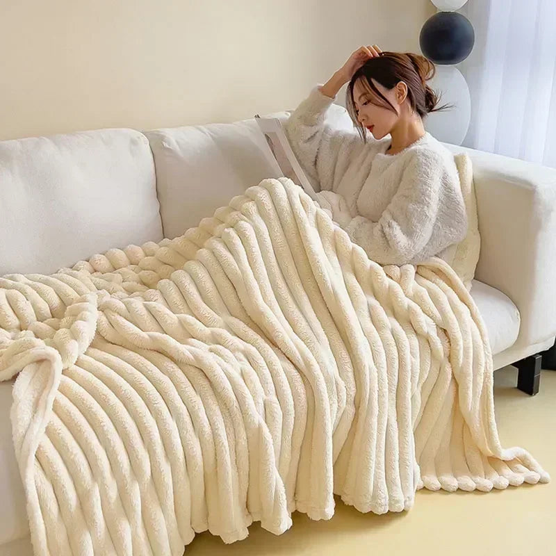 Warme, weiche Plüschdecke für gemütlichen Komfort im Wohnzimmer oder Schlafzimmer. Ideal für kalte Winterabende.