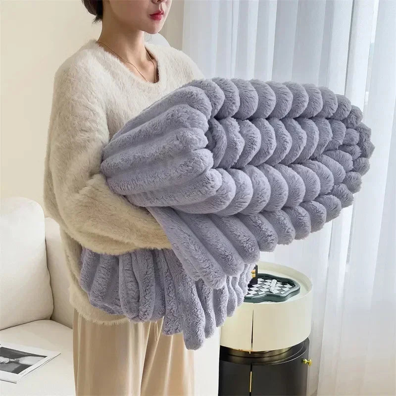 Moderne Plüschdecke, die Wärme und Stil vereint. Ideal für ein gemütliches Ambiente in Ihrem Heim.