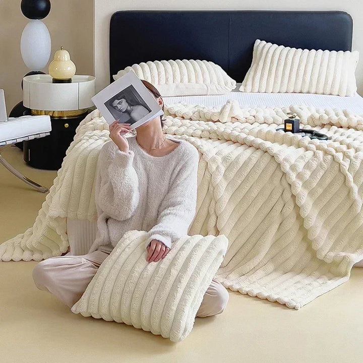 Hochwertige, weiche Plüschdecke. Die ideale Decke für entspannte Momente und zusätzliche Wärme.