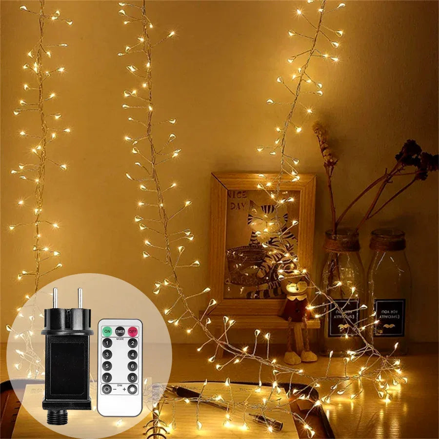 Warmweiße LED Cluster Lichterkette am Silberdraht für festliche Weihnachts- & Partydekoration innen & außen.