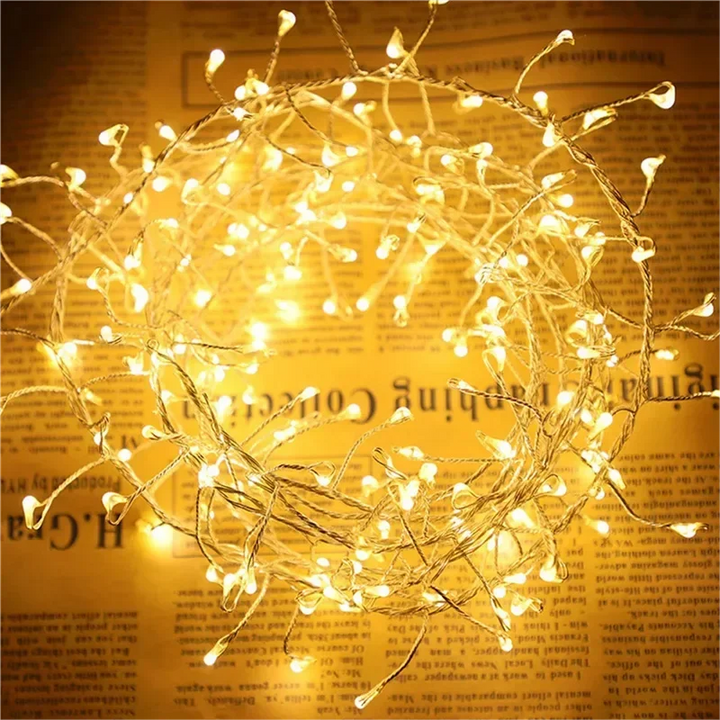 Dichte LED Cluster Lichterkette in warmweiß schafft beeindruckende Akzente für stimmungsvolle Innenräume.