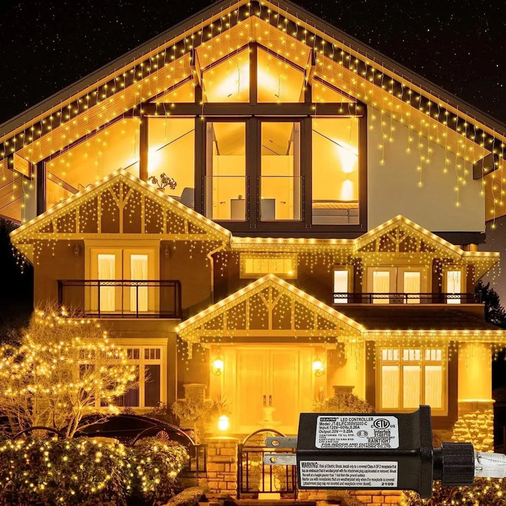 Stimmungsvolle LED-Vorhanglichter für festliche Dekoration. Schaffen warmweißes Ambiente im Wohnzimmer.