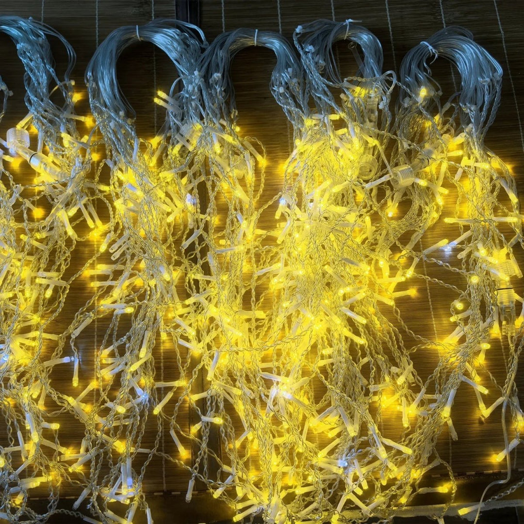 Zauberhafte LED-Lichterkette als Vorhang. Schafft warmweißes Ambiente, ideal für Feste & Heimdekoration.
