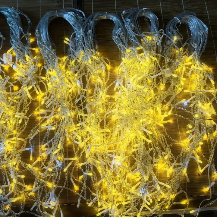 Zauberhafte LED-Lichterkette als Vorhang. Schafft warmweißes Ambiente, ideal für Feste & Heimdekoration.
