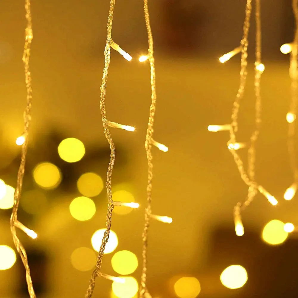 Kaltweißer LED Eiszapfen Lichtervorhang, winterliche Outdoor Deko & Festbeleuchtung für Haus & Garten.