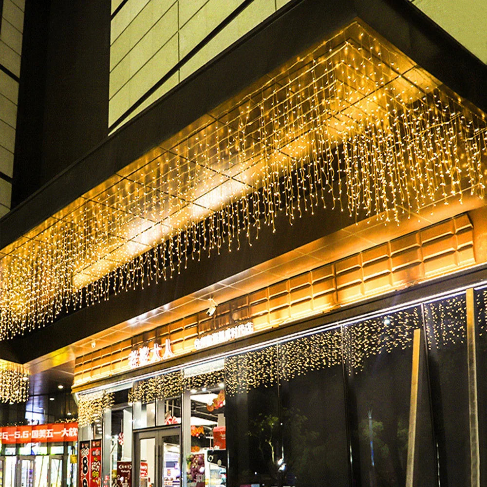 Magischer LED Eiszapfen Lichtervorhang, stilvolle Weihnachtsbeleuchtung für Fenster, Balkon & Dach.