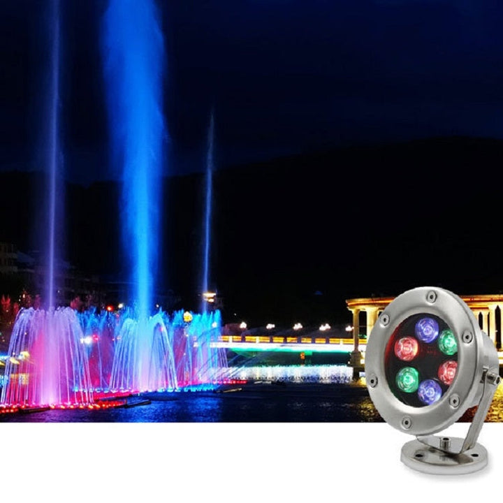 Dekorative warmweiße LED Brunnenlampe für brillante Unterwasser-Akzente im Pool oder Teichbereich.