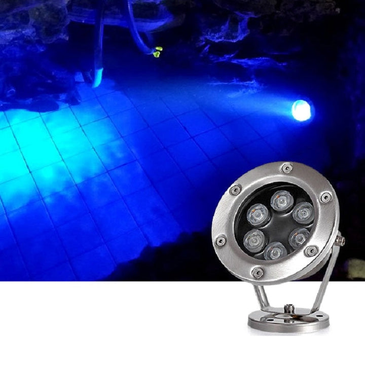 Vielseitiges LED Unterwasserlicht, warmweiß, für Pools, Teiche & Brunnen; langlebige Gartenbeleuchtung.