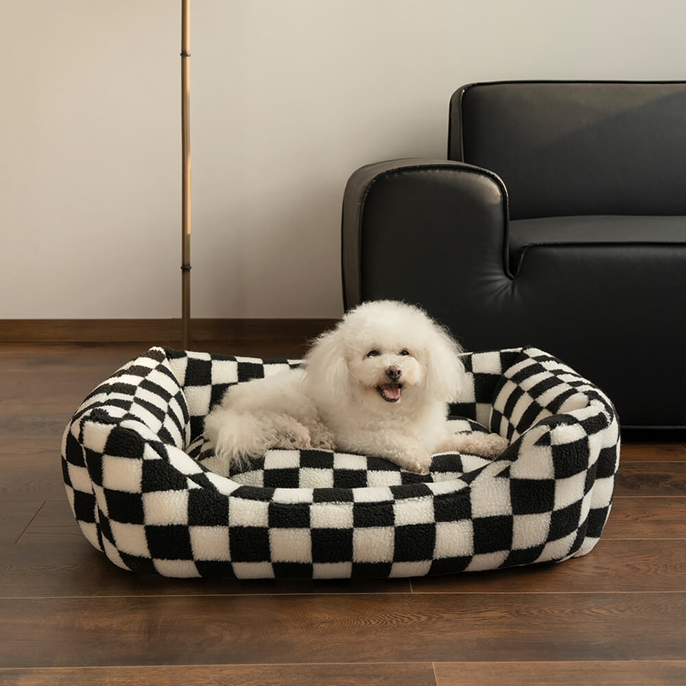 Gemütliches, waschbares Hundebett mit modernem schwarz-braunem Schachbrettmuster für jeden Hund.