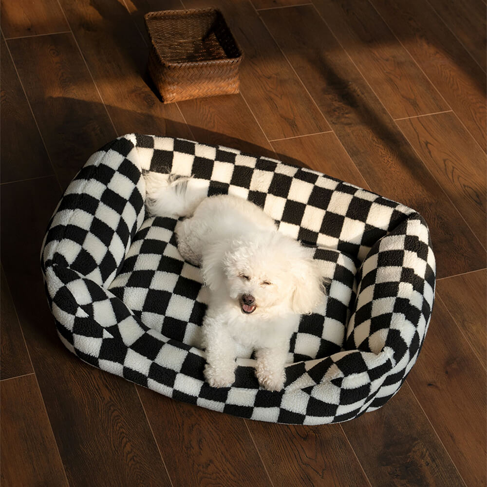 Modernes Hundesofa in Schachbrettoptik, braun-schwarz, eine stilvolle Ergänzung für jedes Zuhause.