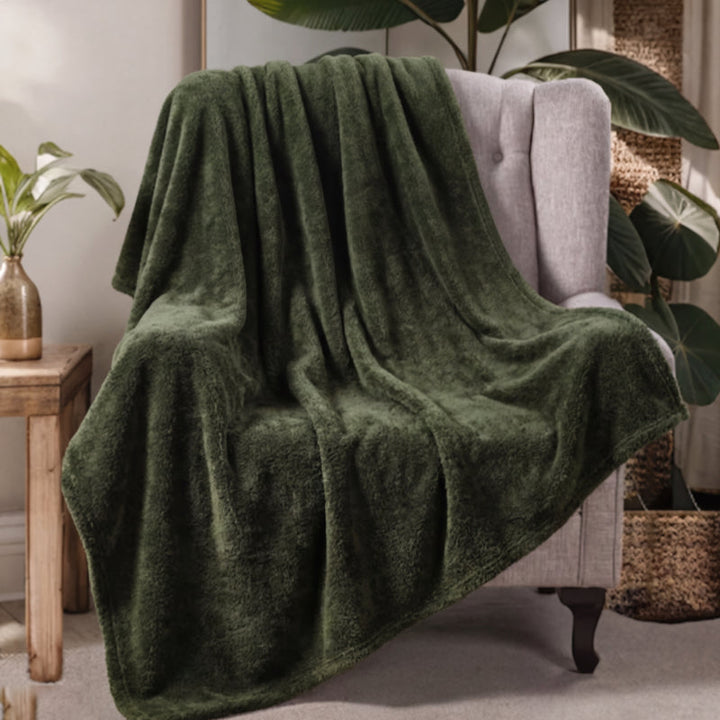 Nahaufnahme des plüschigen, wasserabweisenden Sofabezugs aus Polyester; bietet robusten Möbelschutz.