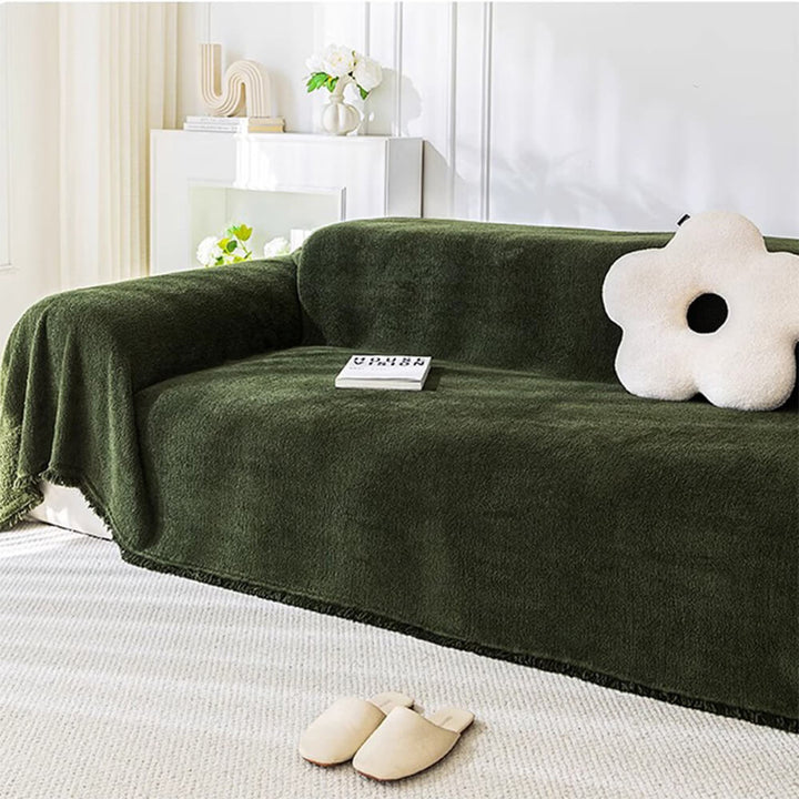 Detailaufnahme: Der wasserabweisende Plüsch Sofabezug hält Flüssigkeiten von der Couch fern; effektiver Möbelschutz.