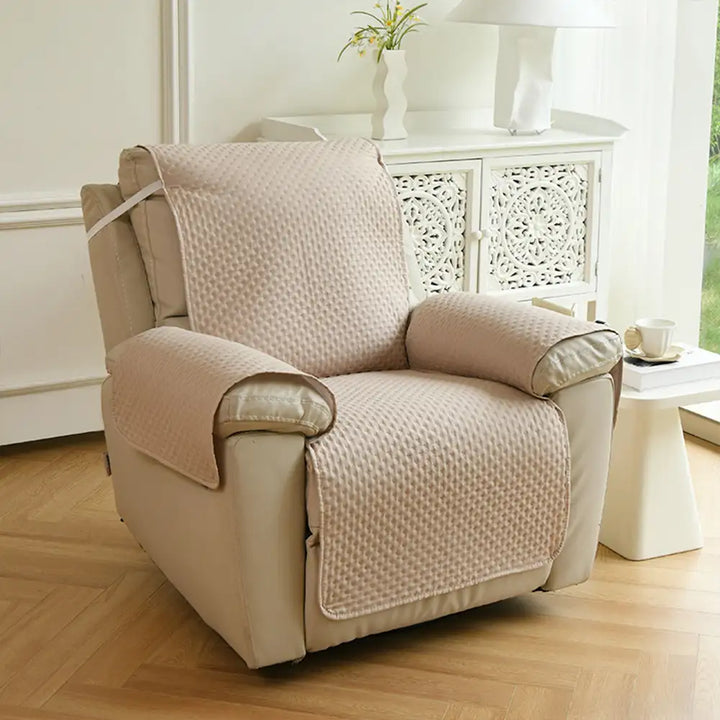 Wasserabweisender Schutzbezug fürs Wohnzimmer, elastisch, hält Sofa sauber und neuwertig.