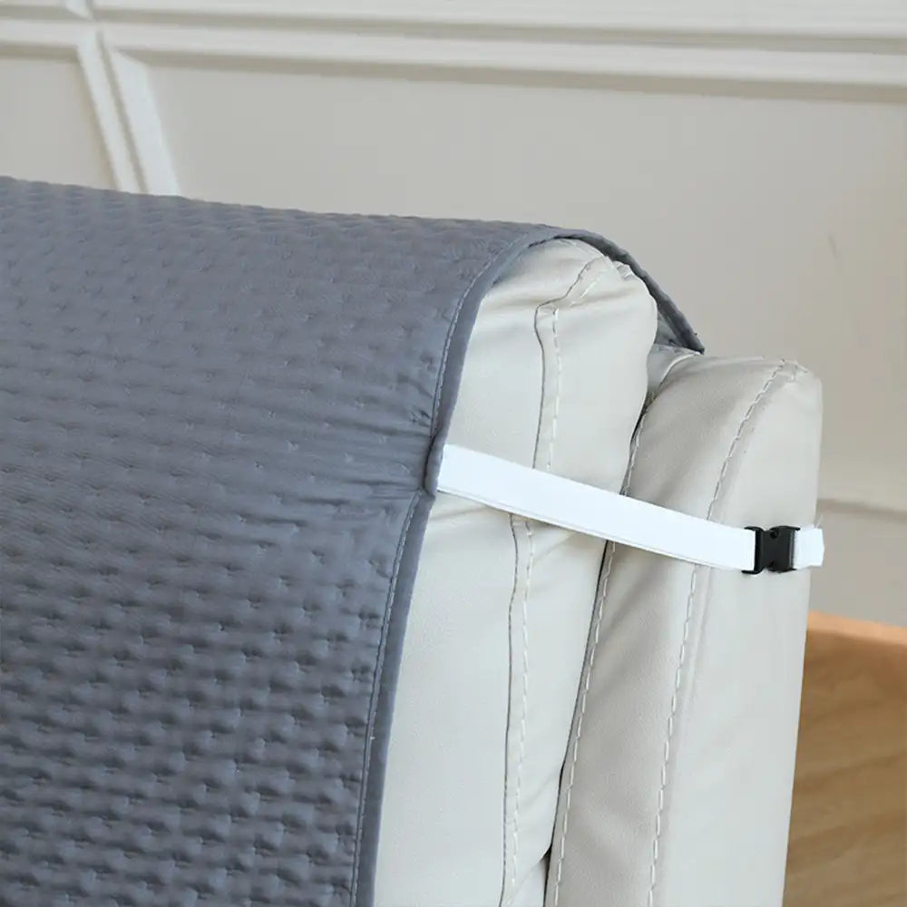 Wasserabweisender Schutzbezug für Sofas, ideal gegen verschüttete Flüssigkeiten und Flecken.