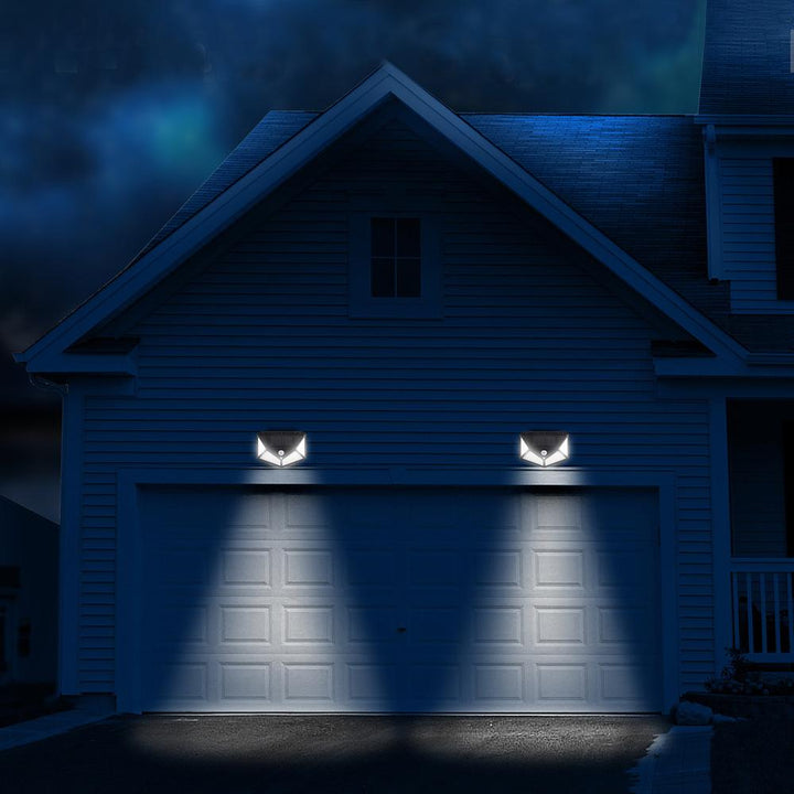 Kabellose Solar LED Wandleuchte (100 LEDs) einfach an Hauswand montiert, ideal für Terrasse & Sicherheit.