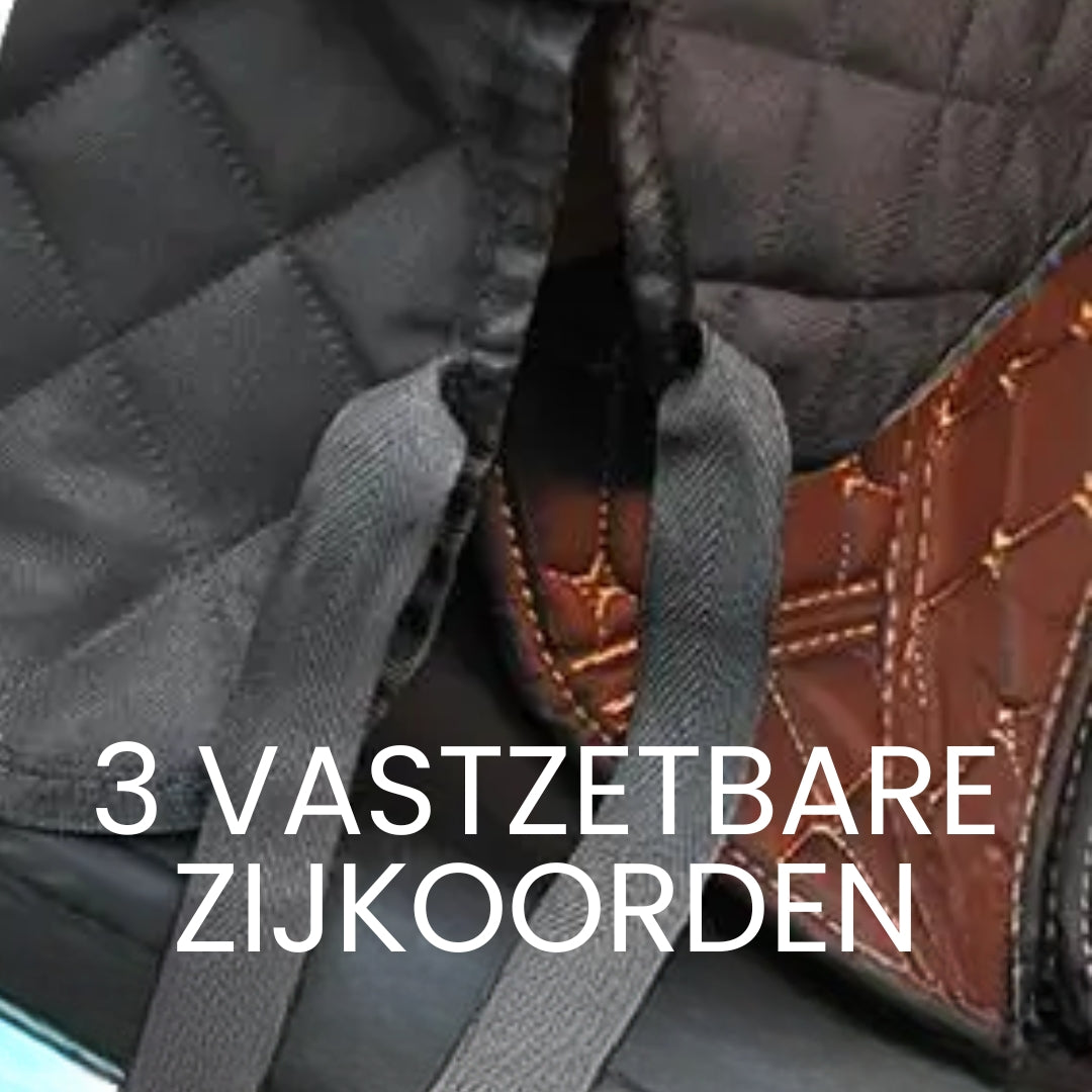 Glücklicher Hund auf der bequemen, rutschfesten und wasserdichten PawShield Hundedecke im Auto.
