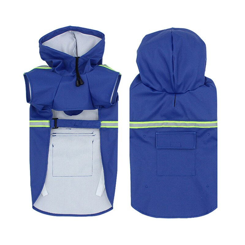 Glücklicher Hund trägt wasserdichte "StormPaw" Hundejacke beim Outdoor-Spaziergang. Regenschutz & Kälteschutz.