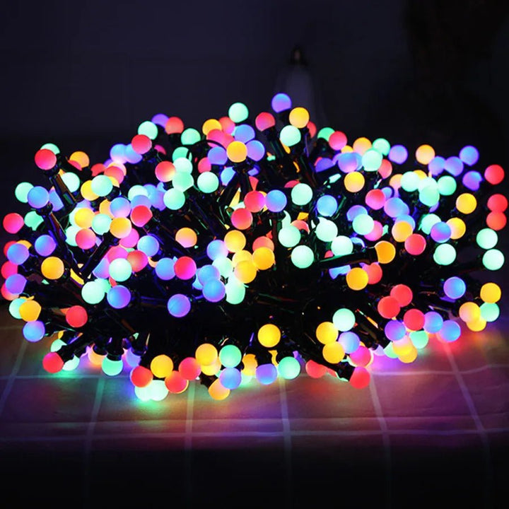 Party-Lichterkette LED, mehrfarbig & wasserdicht, schafft festliches Ambiente für Feiern im Freien.