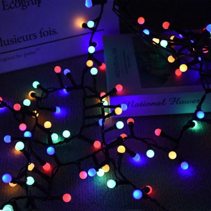 Mehrfarbige Outdoor LED-Lichterkette, wasserdicht, ideal als Partylicht & Feierdekoration.