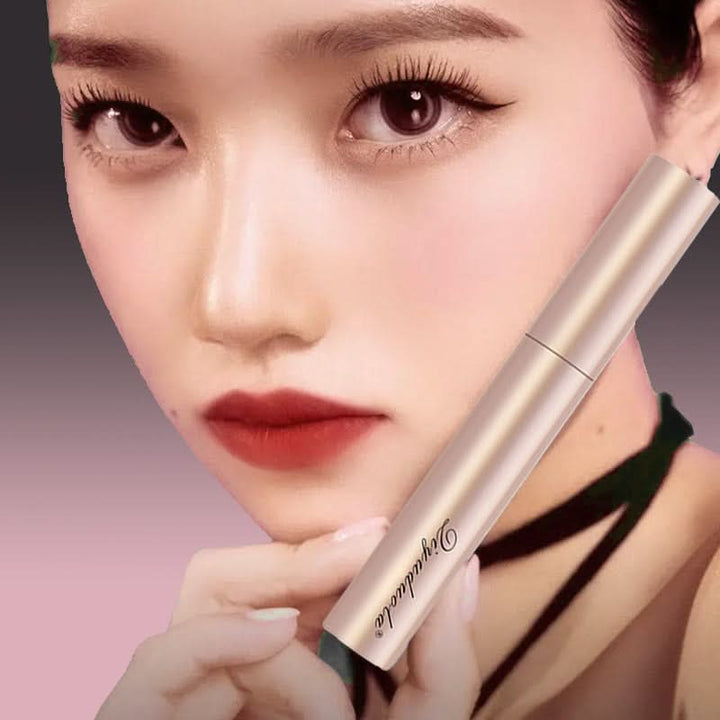 Langanhaltende wasserfeste Mascara für maximale Wimpernlänge, Volumen und perfekte Definition.