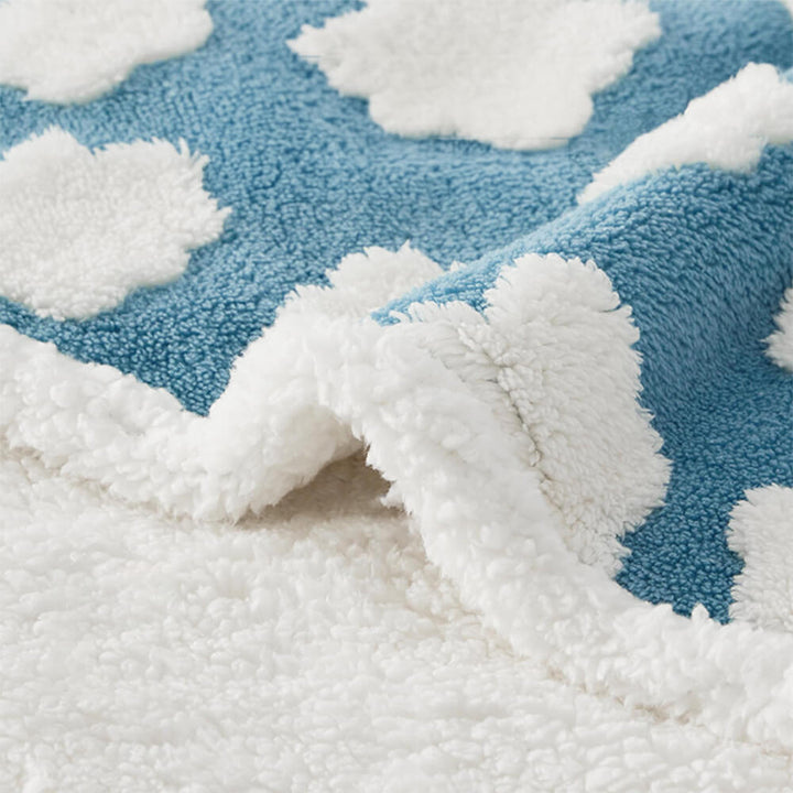 Große, waschbare Hundedecke aus Sherpa-Fleece, wasserdicht und mit Wolkenmuster-Dekor.