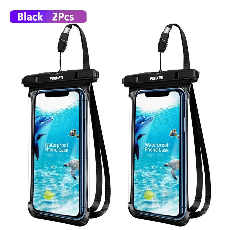 Hand, die eine wasserdichte Smartphone-Hülle hält, bereit für Outdoor-Aktivitäten.