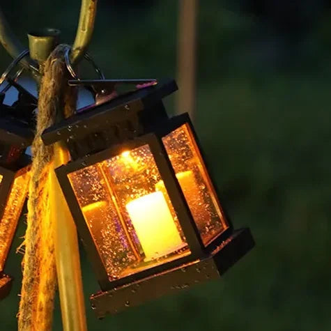 Flackerndes Kerzenlicht der Solar-Gartenlampe schafft eine gemütliche Atmosphäre im Dunkeln.