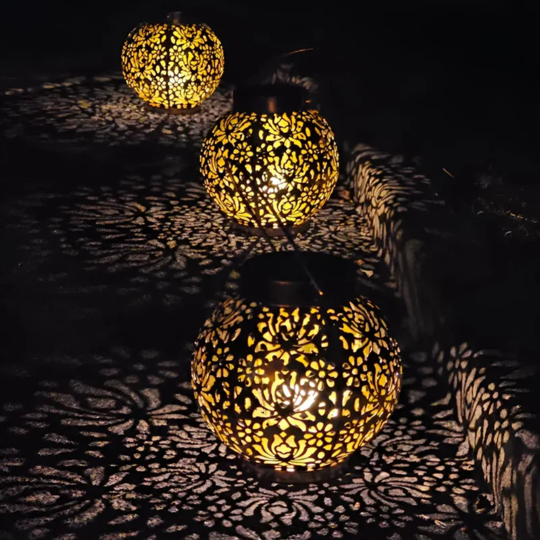 Wasserdichte Solar-LED-Gartenhängelampe für warmes stimmungsvolles Licht, ideal für Außenbereiche.