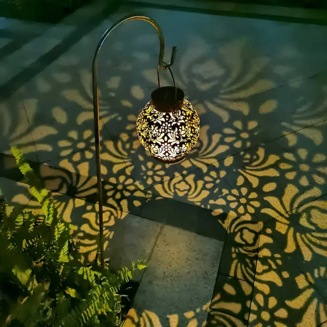 Wetterfeste Solar-LED-Gartenlampe als Hängeleuchte, perfekt für stimmungsvolle Gartendeko bei jedem Wetter.