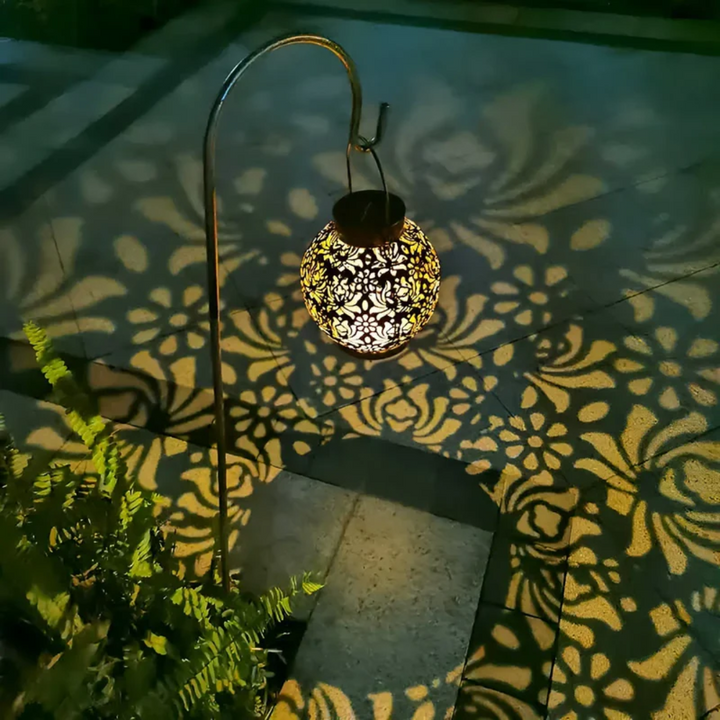 Wetterfeste Solar-LED-Gartenlampe als Hängeleuchte, perfekt für stimmungsvolle Gartendeko bei jedem Wetter.