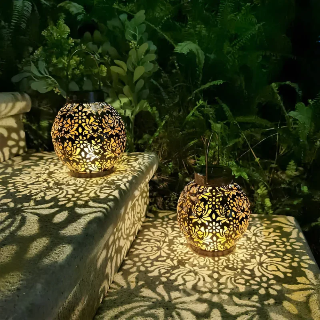 Wasserdichte Solar-LED-Gartenleuchte im schmiedeeisernen Design, hängend für stimmungsvolle Außenbeleuchtung.