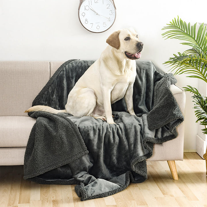 Wasserdichte, verdickte Flanell-Sherpa-Fleece Hundedecke für gemütlichen Schutz.