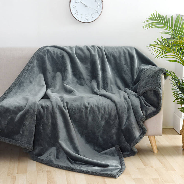 Verdickte, wasserdichte Haustierdecke aus weichem Sherpa-Fleece für Wärme & Schutz.