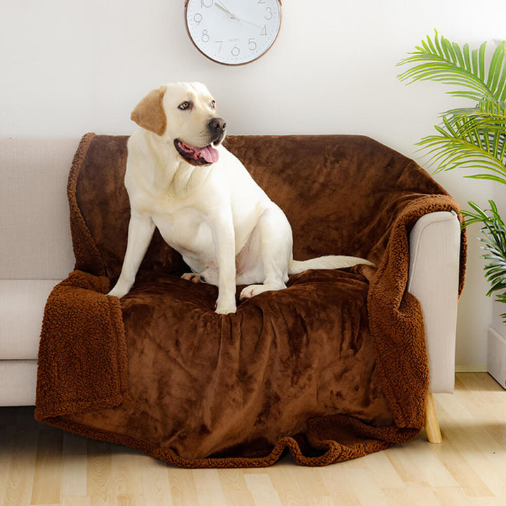 Robuste, wasserdichte Hundedecke aus strapazierfähigem Flanell-Sherpa-Fleece.