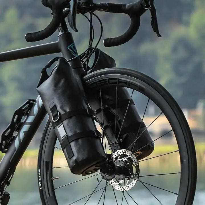 Wasserdichte Vorderrad-Gepäcktaschen 'AdventurePacks' für Fahrrad-Expeditionen und Alltagsfahrten.