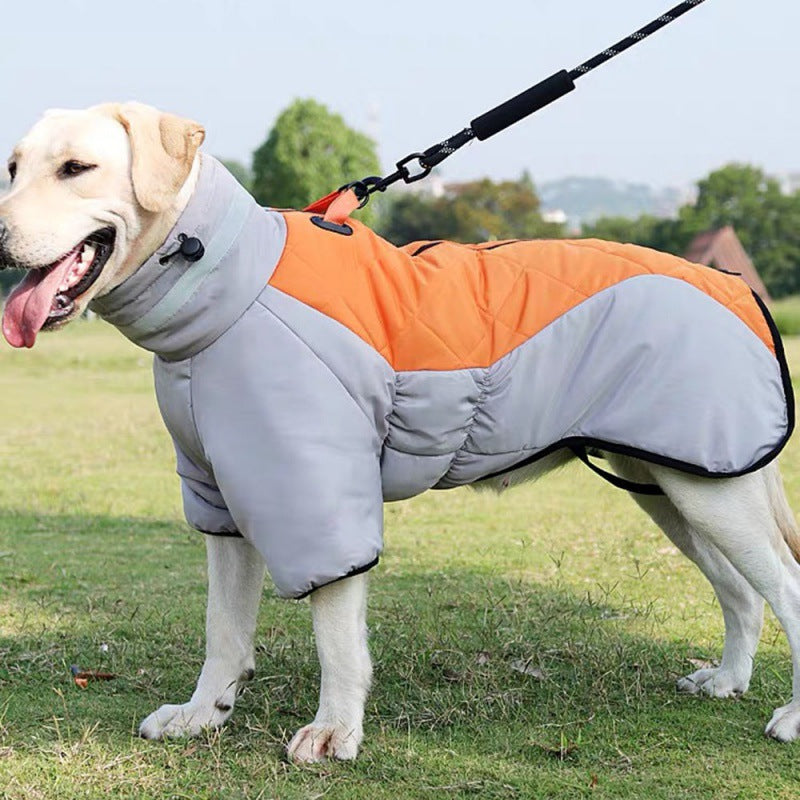 Wasserdichte WeatherPaws Hundejacke bietet Wetterschutz und Komfort für große Hunde bei Spaziergängen im Regen.