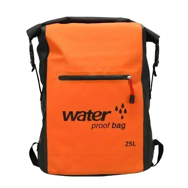 Detail des Rolltop-Verschlusses am 25L wasserdichten Outdoor-Rucksack. Schutz für Ausrüstung beim Schwimmen & Wandern.