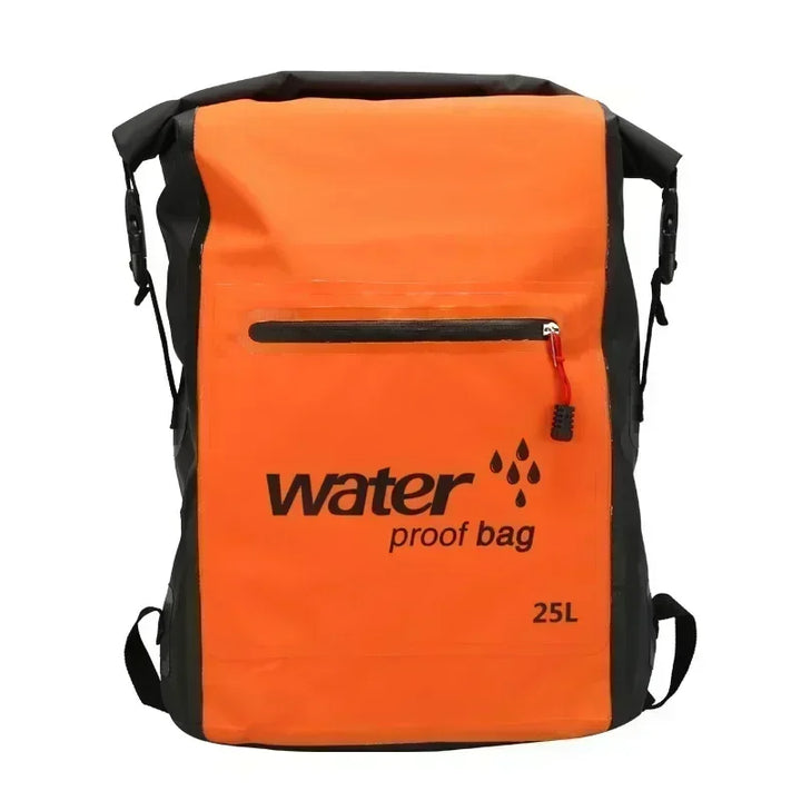Detail des Rolltop-Verschlusses am 25L wasserdichten Outdoor-Rucksack. Schutz für Ausrüstung beim Schwimmen & Wandern.