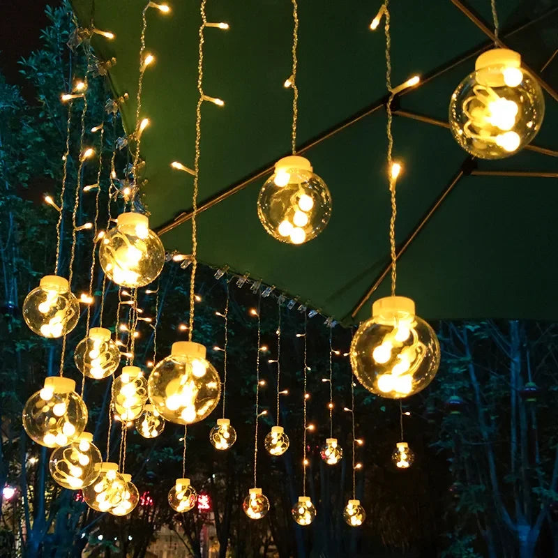 Robuster, wasserdichter LED Lichterkette Vorhang (3,5m) als stimmungsvolle Außenbeleuchtung für Garten, Terrasse, Balkon.